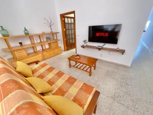 拉拉古纳BARU的带沙发和电视的客厅