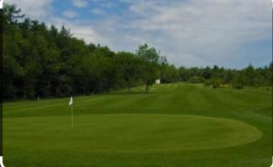 SwarlandBadger Retreat的享有绿色高尔夫球场的景色