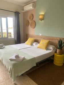 帕尔马海滩巴利阿里群岛旅馆的一间卧室配有两张带毛巾的床