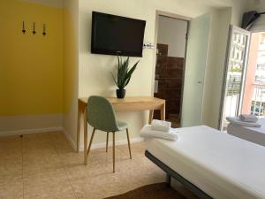 帕尔马海滩巴利阿里群岛旅馆的客房设有床、书桌和电视。