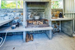 圣路易斯Ô Ruisseau Lodge dattier的石头烤箱,上面有锅