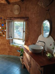 Talmei Yosefביתהבוצ - מקום טבעי למפגשים的一间带水槽和镜子的浴室