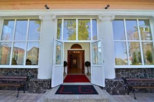 利托斯基简斯瓦托杨斯基城堡酒店的通往带大窗户的大楼的入口