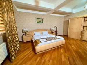 巴库Nur Hotel Sea View的一间卧室设有一张大床,铺有木地板。