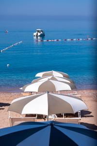 斯韦蒂·斯特凡Hotel California by Aycon的海滩上的一排白色遮阳伞