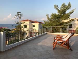 VagiaAegina Vagia Sea Breeze Vacation Villa的坐在海景阳台上的一对椅子