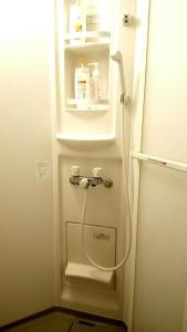 福冈福冈吉卡旅馆的冰箱,门开,内装软管