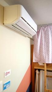 福冈福冈吉卡旅馆的客房设有带窗户的天花板和床。