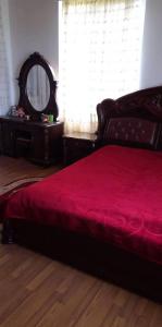 JvariGuest house Enguri的一间卧室配有一张红色大床和镜子