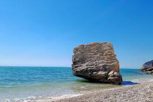 马蒂纳塔Casetta nel centro storico的海滩上大块岩石