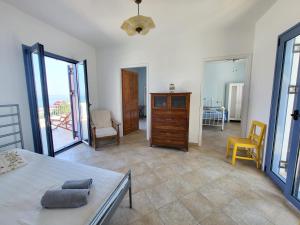 VagiaAegina Vagia Sea Breeze Vacation Villa的一间带桌椅的客厅和一间房间