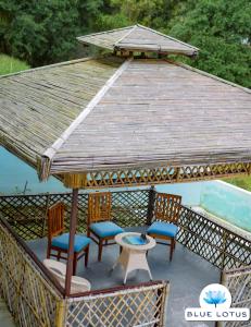 穆克缇斯瓦Blue Lotus by M - Resort and Camps的凉亭配有四把椅子、一张桌子和一张桌子