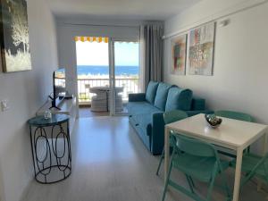 美洲海滩Las Americas Ocean View El Dorado的客厅配有蓝色的沙发和桌子
