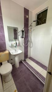 怡保Eehome的带淋浴、卫生间和盥洗盆的浴室