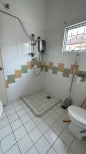 怡保Eehome的带淋浴和卫生间的浴室