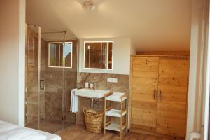 圣沃尔夫冈罗德弗索赫公寓的一间带水槽和淋浴的浴室