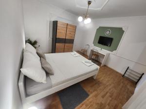 贝拉茨尔克瓦Cvet - Sobe的卧室配有白色的床和电视。