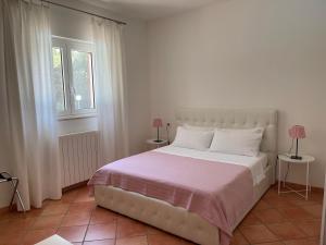 切列梅萨皮卡Da Ksenia的卧室配有白色的床和2扇窗户。
