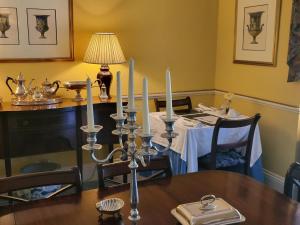 迪尔Sutherland House的用餐室配有带蜡烛的桌子