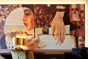 蒂罗尔-泽费尔德Die Seefelderin - Boutiquehotel St. Georg的一面墙上挂着一幅画,画着一个拿着烟花的女人