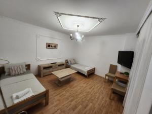贝拉茨尔克瓦Cvet - Sobe的小型客厅配有床和电视
