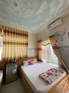 隆海My Linh Motel 976 Đường võ thị sáu long hải的一间卧室设有一张床和一个窗口