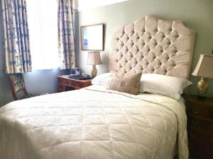 迪尔Sutherland House的卧室配有一张大白色的床和大床头板