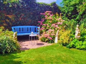 迪尔Sutherland House的花 ⁇ 花园中的蓝色长椅