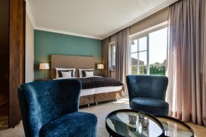 兰图姆Strandvogtei Sylt的酒店客房带一张床、一张桌子和椅子