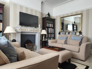 迪尔Sutherland House的客厅设有两张沙发和一个壁炉
