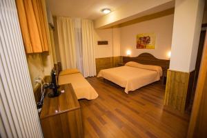 圣马力诺赫斯塔里亚达利诺酒店的酒店客房 - 带两张床和木地板