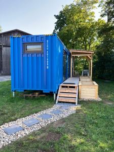 科堡Tiny House im Seecontainer mit Parkplatz, Glasfaser, Netflix, Veranda und gehobener Ausstattung的蓝色的屋 ⁇ ,设有门廊和甲板