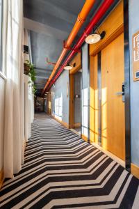 昆明龚禧里•初见酒店的办公室大楼的走廊,带条纹地毯
