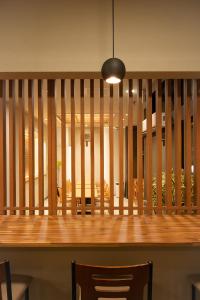 静冈静冈县镇酒店的一间带木桌和椅子的用餐室