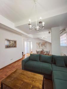 克鲁舍瓦茨Apartman MIA Centar的客厅配有绿色沙发和桌子