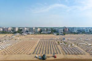 比比翁Aparthotel Imperial的海滩上一座大型圆形剧场,其建筑背景为: