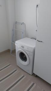 KauhajokiApartment in Kauhajoki, Yrjöntie 10的白色冰箱旁的洗衣机