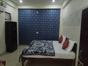 PhāphāmauSpot ON HOME 81265 Hotel Sitasmriti的一间卧室配有一张蓝色墙壁的床