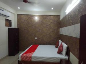 PhāphāmauSpot ON HOME 81265 Hotel Sitasmriti的一间卧室配有一张带红白毯子的床