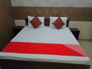 PhāphāmauSpot ON HOME 81265 Hotel Sitasmriti的床上有红白毯子