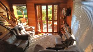 卡内拉Casas Ana的带沙发和滑动玻璃门的客厅