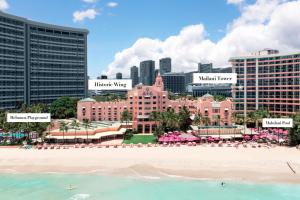 檀香山皇家夏威夷豪华威基基精选度假酒店的享有海滩和海滨塔的景致。