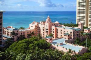 檀香山皇家夏威夷豪华威基基精选度假酒店的享有度假胜地的空中景致,以海洋为背景