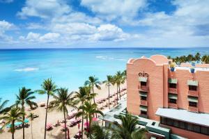 檀香山皇家夏威夷豪华威基基精选度假酒店的享有海滩和海洋的美景。
