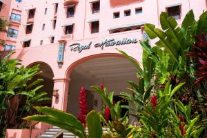 檀香山皇家夏威夷豪华威基基精选度假酒店的粉红色的建筑,上面标有读酒店阿纳海姆的标志