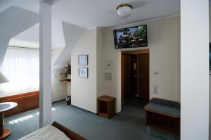 新伊森堡阿尔法公寓酒店 的酒店客房的墙上配有电视