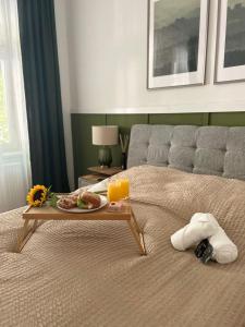 维也纳Apartment 5 min Schönbrunn Gloriette, Direct to City Center, Free Parking的一张床上放着食物的托盘