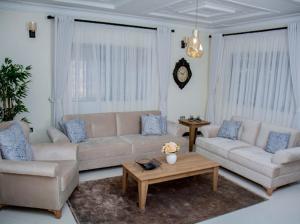 埃尔多雷特Blueberry Villas的客厅配有两张沙发和一张咖啡桌