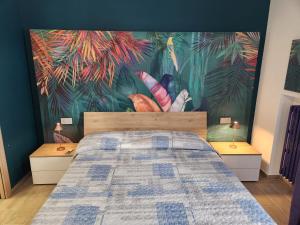 佩斯卡拉Casetta Lungomare的一间卧室配有一张壁画床