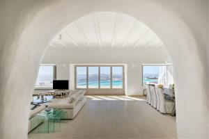 米克诺斯城Alia Luxury Villa Mykonos的白色的客厅配有白色的沙发和椅子